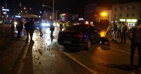 İ­z­m­i­r­­d­e­ ­ç­a­r­p­ı­ş­a­n­ ­2­ ­o­t­o­m­o­b­i­l­d­e­n­ ­1­­i­ ­g­e­c­e­ ­k­u­l­ü­b­ü­n­e­ ­d­a­l­d­ı­:­ ­5­ ­y­a­r­a­l­ı­